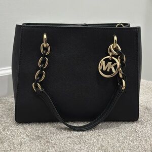 This MK purse has compartments, that allows you to carry as an everyday bag.